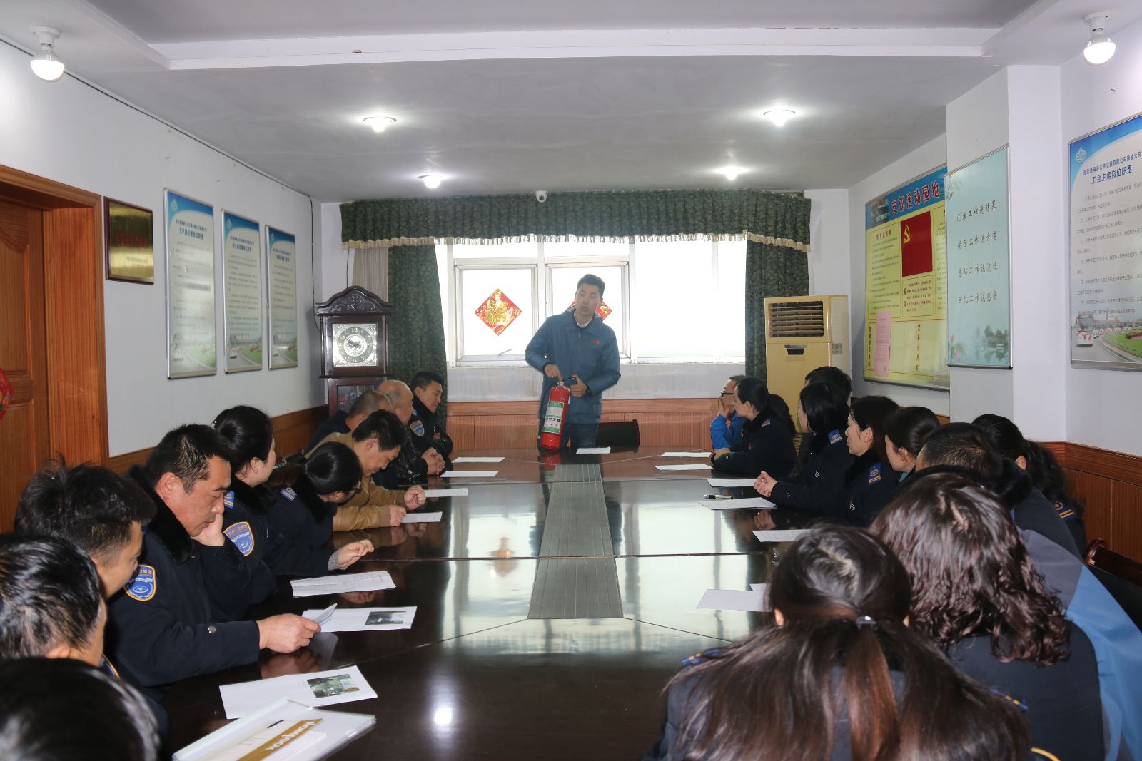 公交新浦公司開(kāi)展火災應急疏散演練