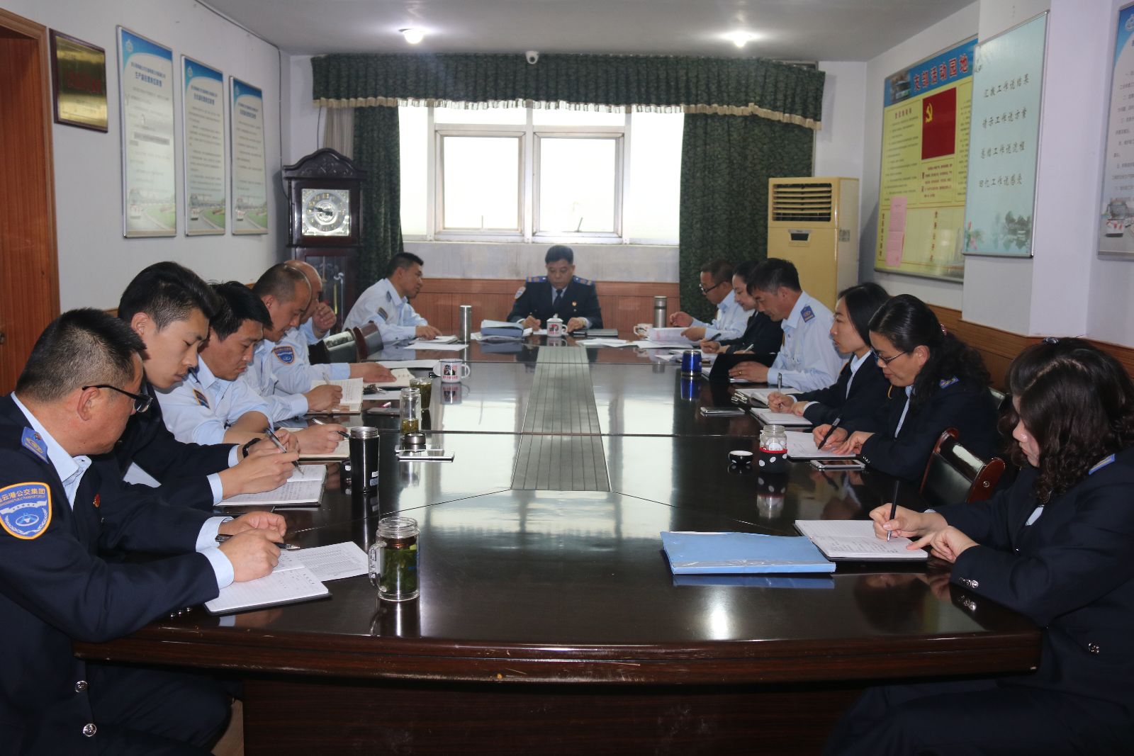 公交新浦公司召開(kāi)“中國夢(mèng)?勞動(dòng)美”勞模宣傳月會(huì )議