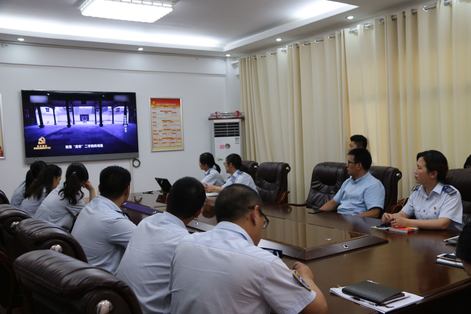 公交集團組織觀(guān)看學(xué)習《守望家風(fēng)》文獻紀錄片之《忠孝》《傳承》