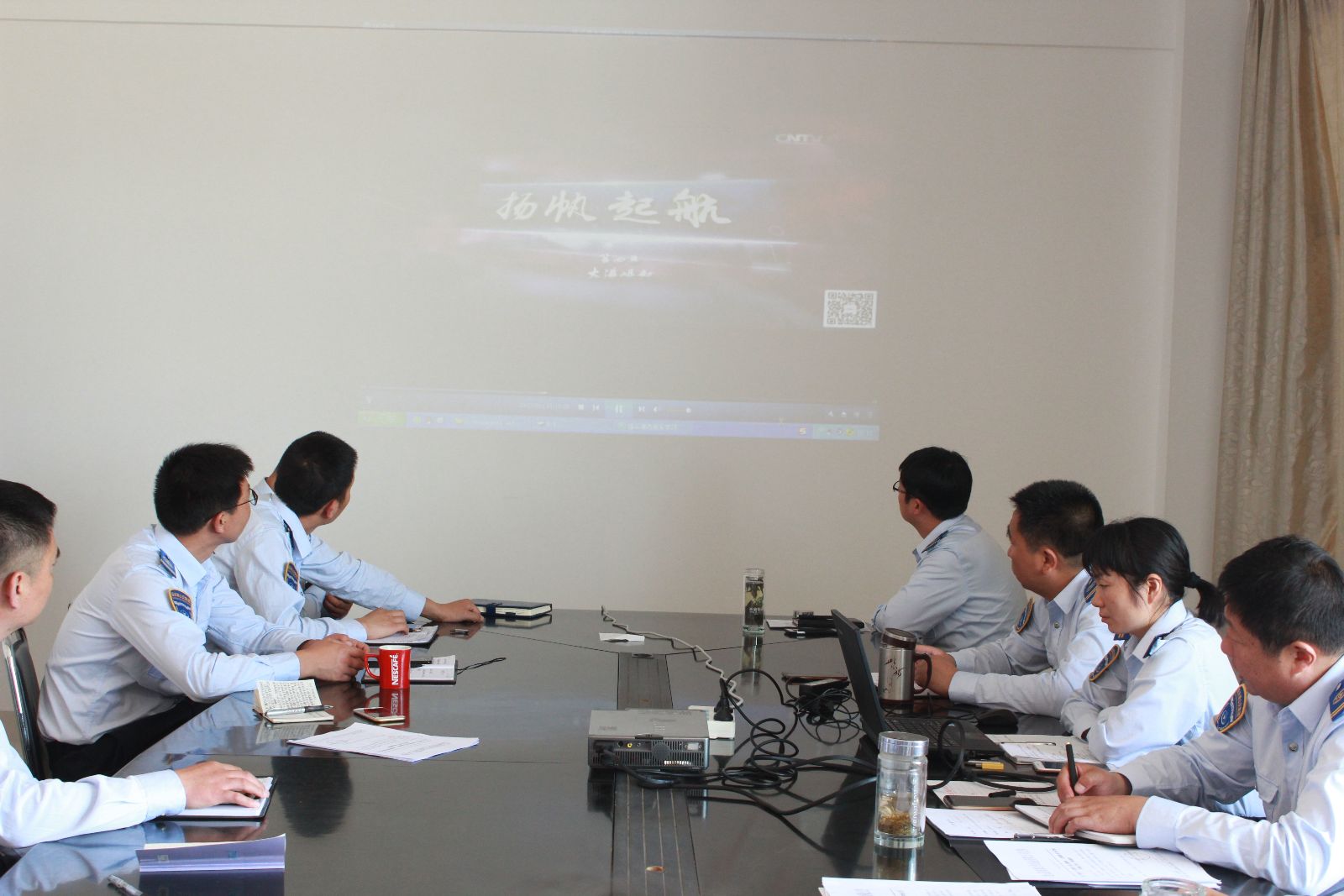 公交東部公司組織觀(guān)看專(zhuān)題片《揚帆起航》第三、四、五集