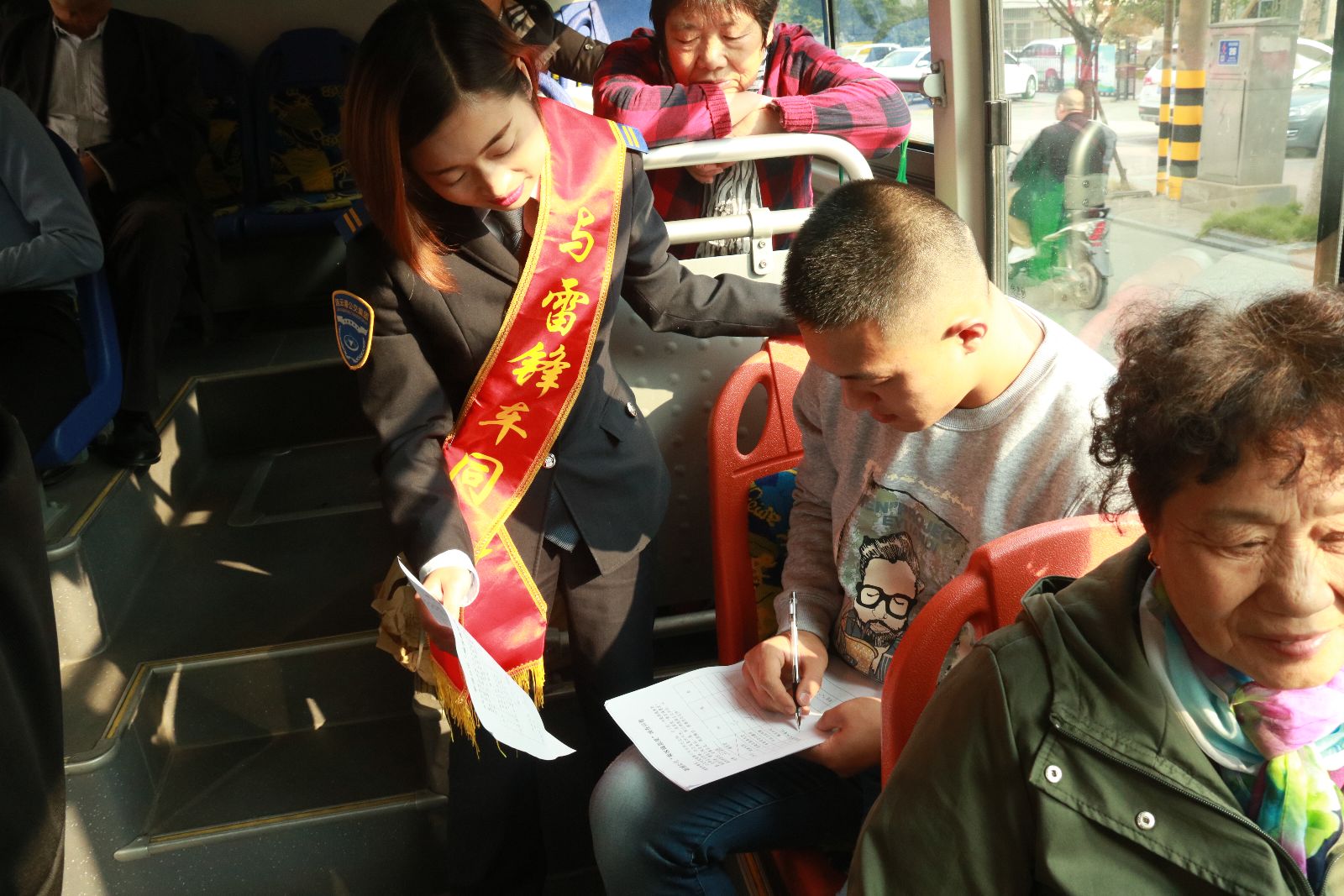 公交集團新浦公司23路開(kāi)展“九九重陽(yáng)節、濃濃敬老情”活動(dòng)