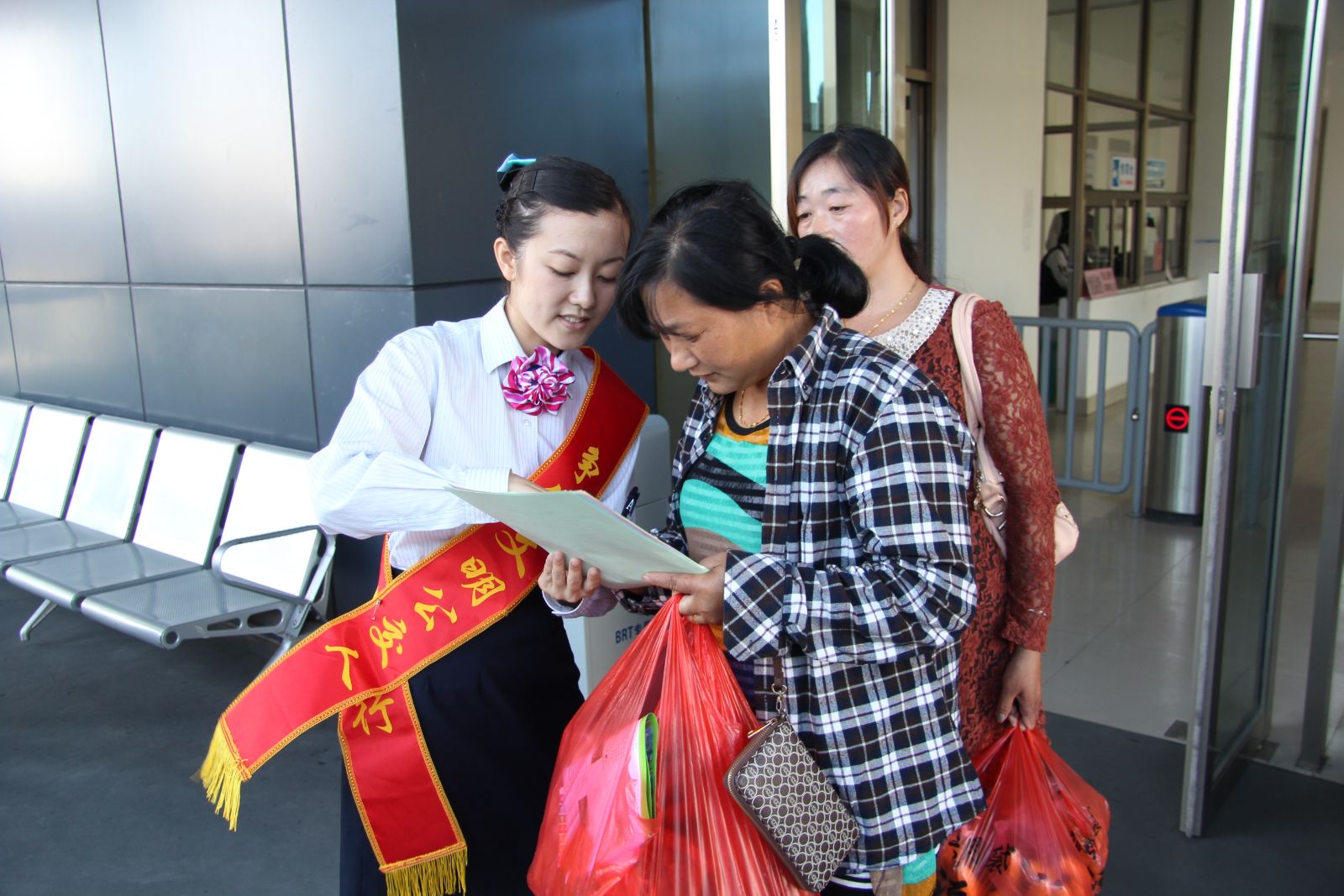 海通公交BRT公司開(kāi)展乘客滿(mǎn)意度問(wèn)卷調查活動(dòng)