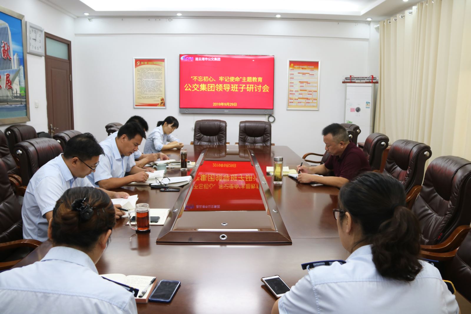 公交集團召開(kāi)“不忘初心、牢記使命”主題教育領(lǐng)導班子集中研討會(huì )
