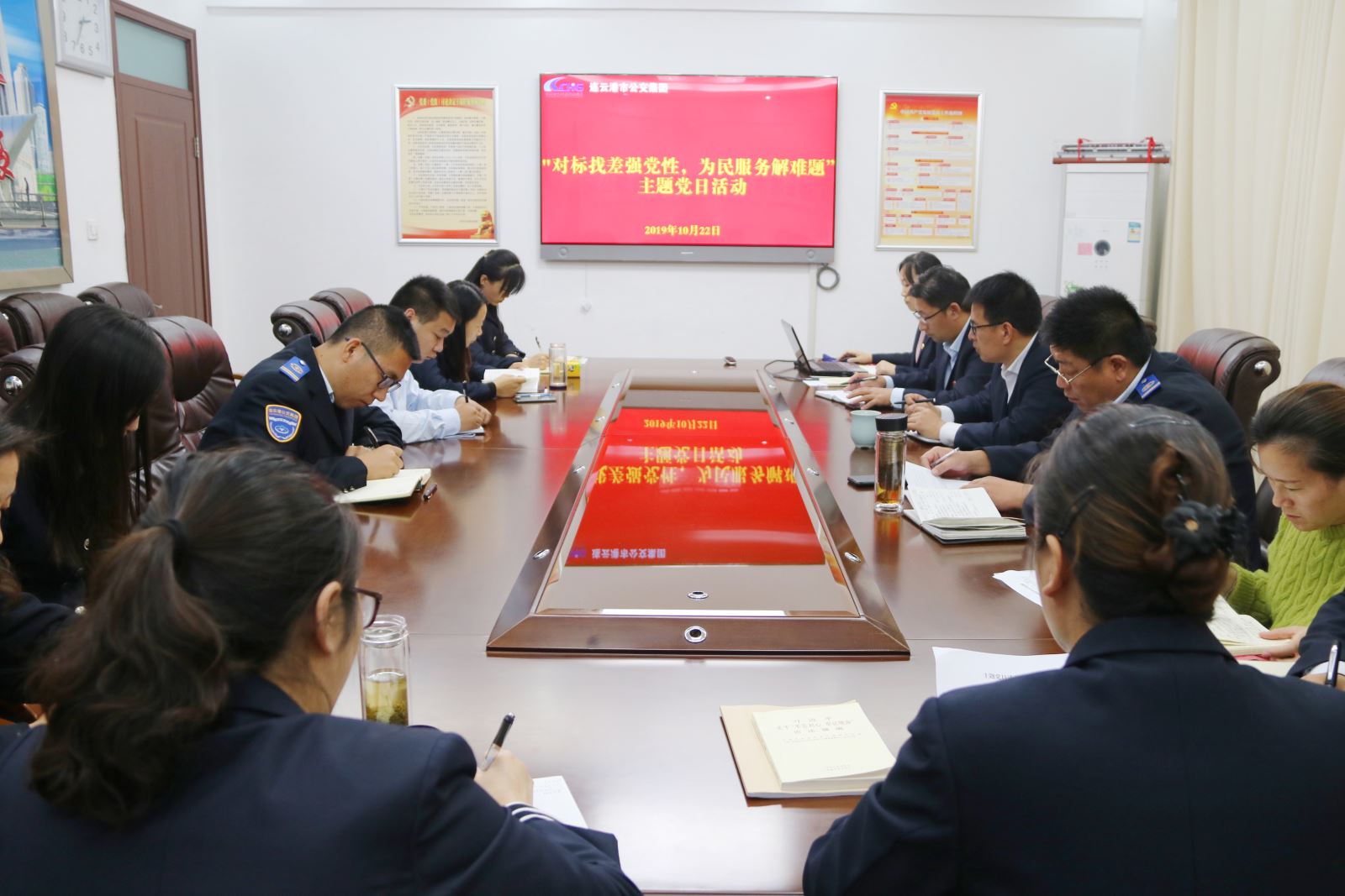 公交集團機關(guān)黨總支開(kāi)展“對標找差強黨性，為民服務(wù)解難題”主題黨日活動(dòng)