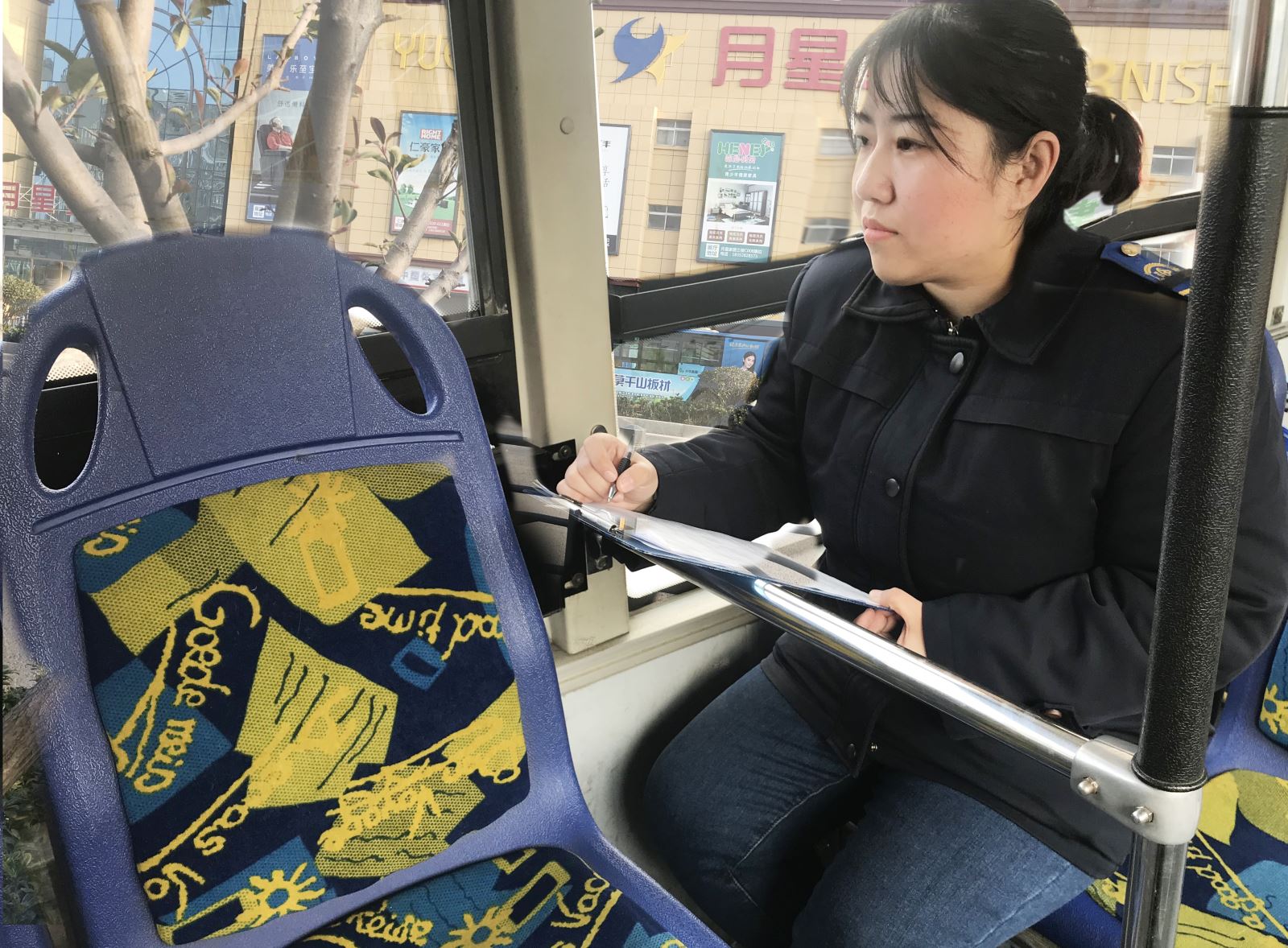 公交集團公交事業(yè)一部對途徑火車(chē)站線(xiàn)路開(kāi)展客流量調研