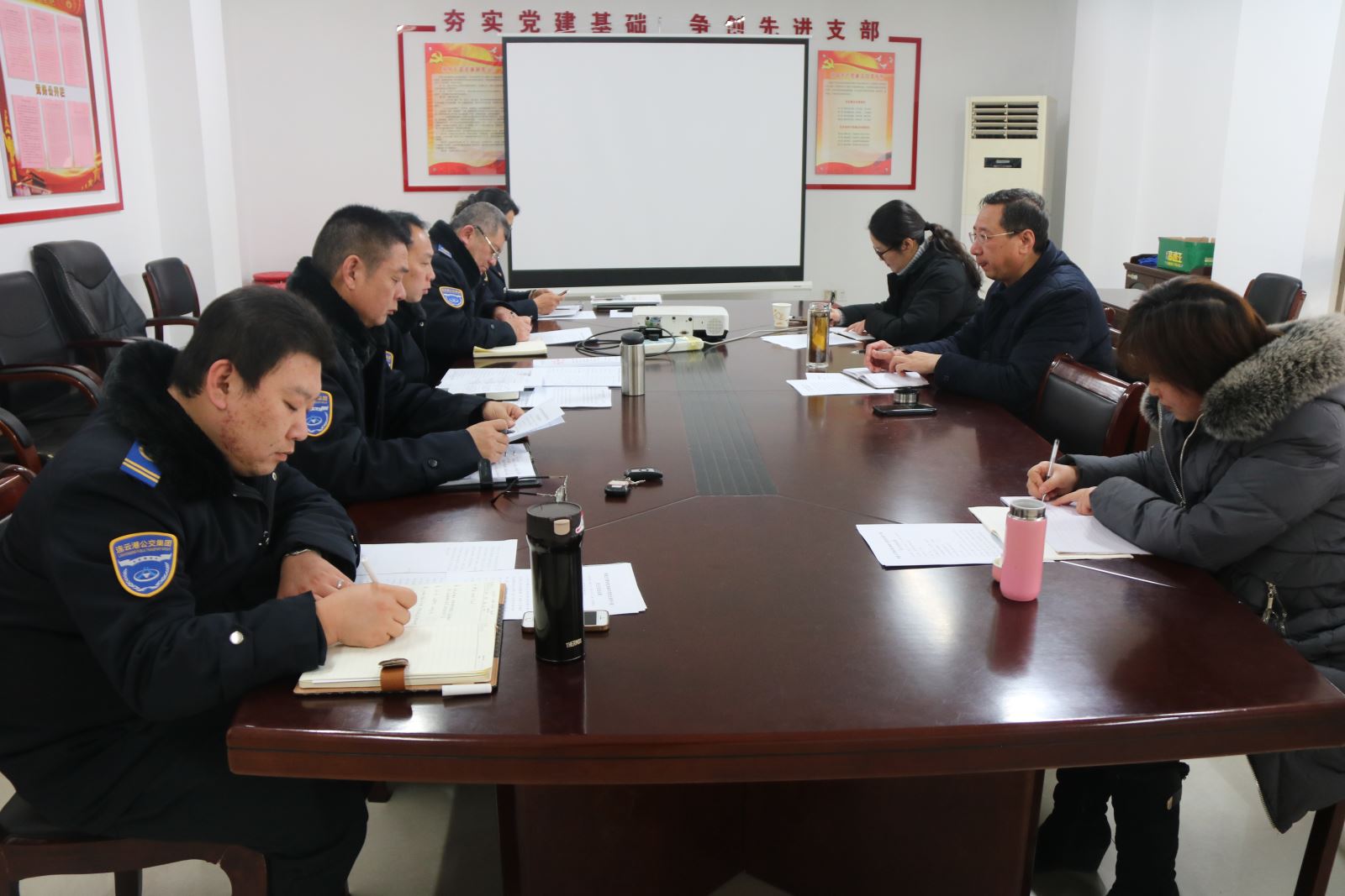 公交集團快速公交事業(yè)部召開(kāi)2018年年度黨員領(lǐng)導干部民主生活會(huì )