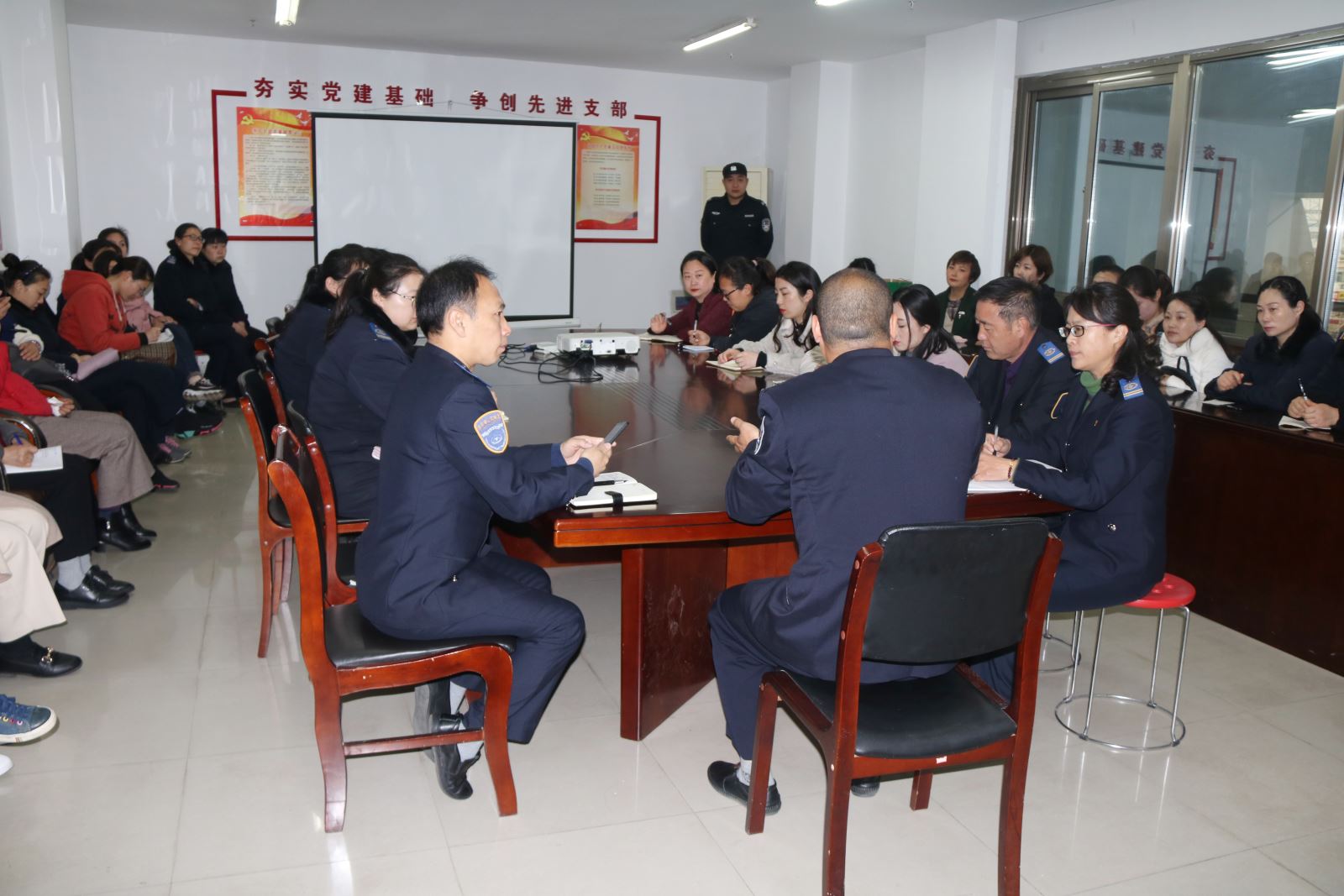 公交集團快速公交事業(yè)部開(kāi)展站務(wù)員危險品檢查培訓