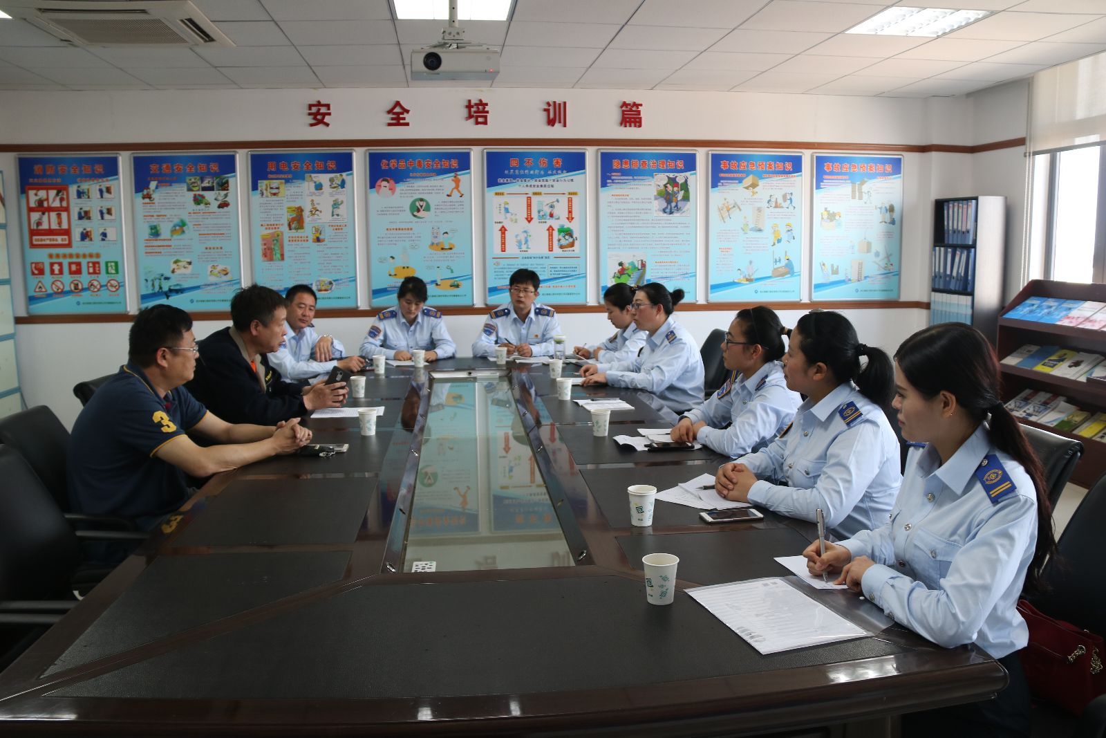 公交集團赴東聯(lián)公司學(xué)習安全合格班組創(chuàng  )建工作