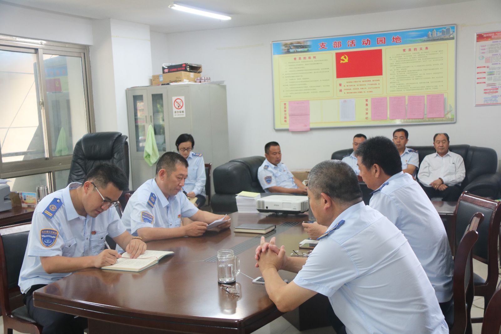 公交集團各權屬單位召開(kāi) “旗幟鮮明講政治”專(zhuān)題黨課