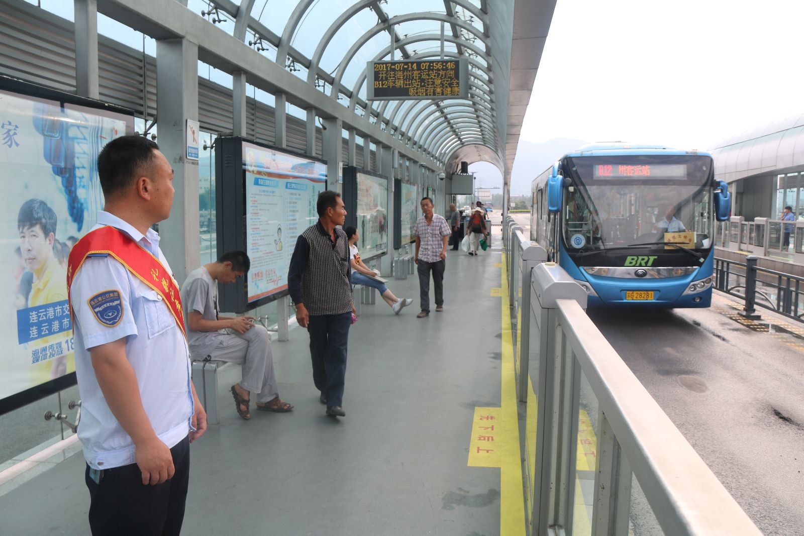 天氣入伏，創(chuàng  )文不入伏 公交快速公司繼續做好創(chuàng  )文站點(diǎn)值班工作