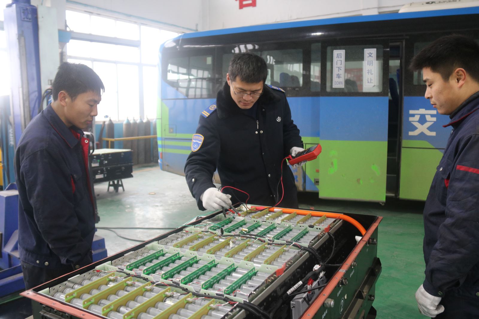 公交集團機務(wù)技術(shù)事業(yè)部做好節前電動(dòng)車(chē)電池的維保工作