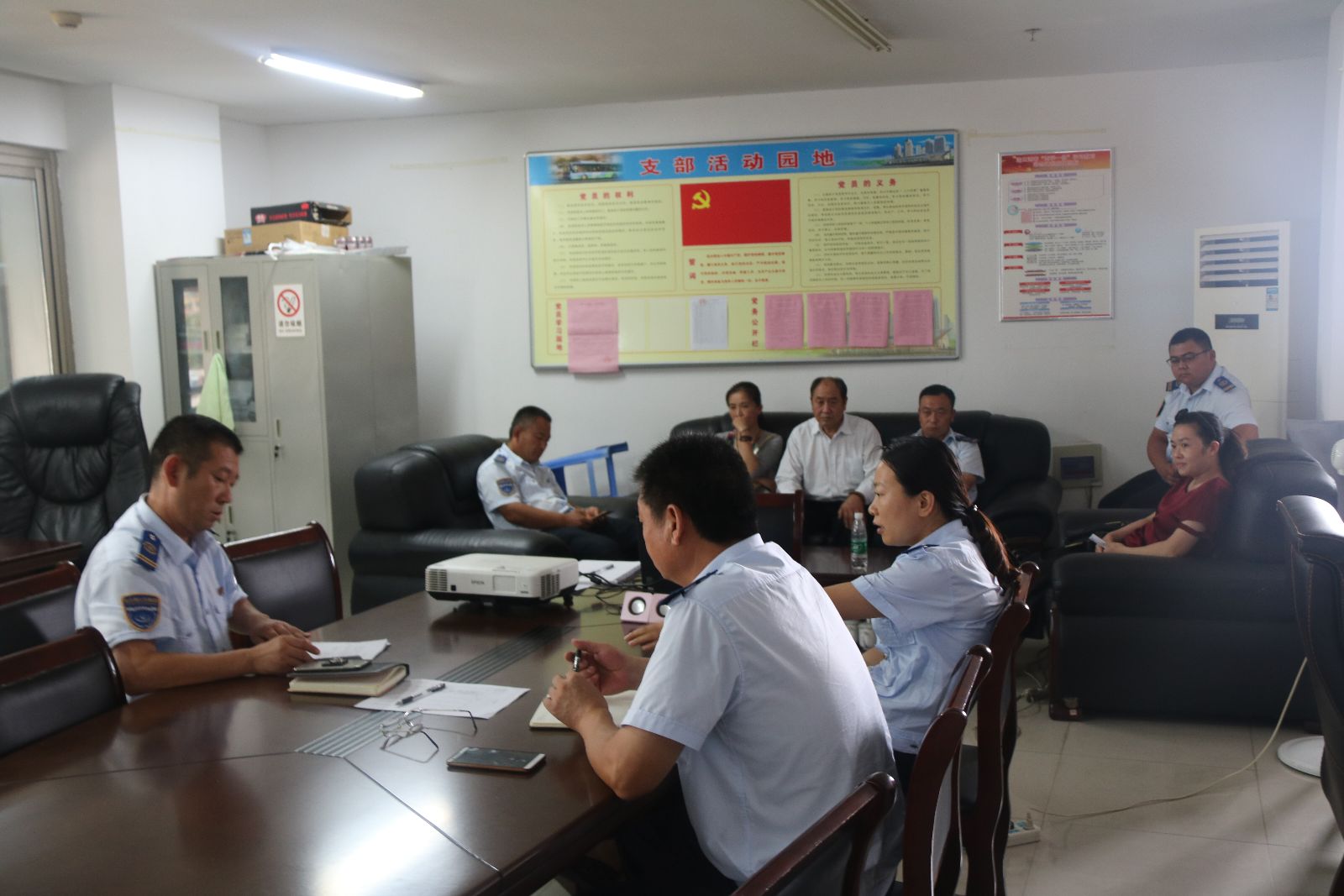 公交快速公司黨支部 開(kāi)展“旗幟鮮明講政治”專(zhuān)題討論