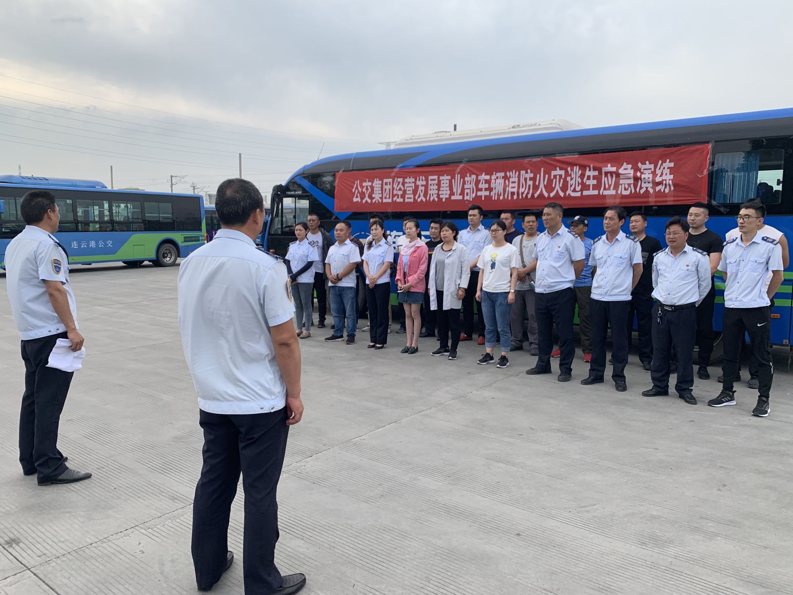 公交集團經(jīng)營(yíng)發(fā)展事業(yè)部開(kāi)展車(chē)輛消防應急逃生演練工作