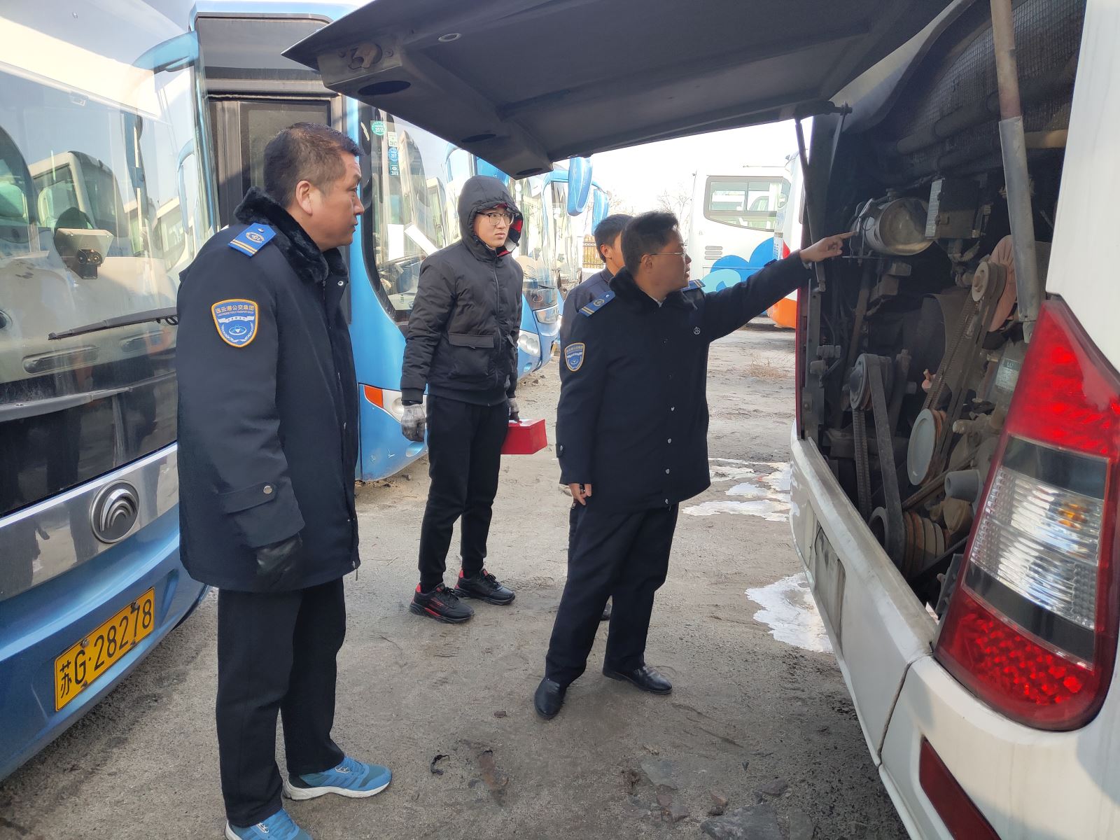 公交集團機務(wù)技術(shù)事業(yè)部開(kāi)展待運營(yíng)車(chē)輛檢查工作