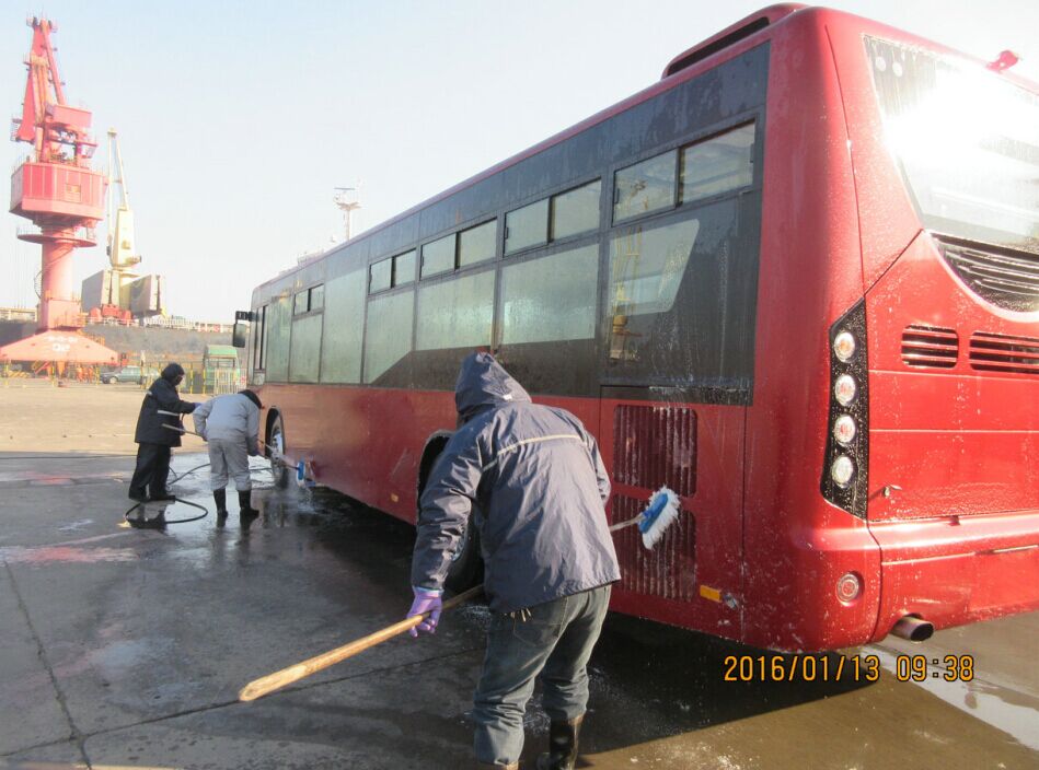 公交大浦廠(chǎng)港口服務(wù)人員抵抗低溫開(kāi)展作業(yè)