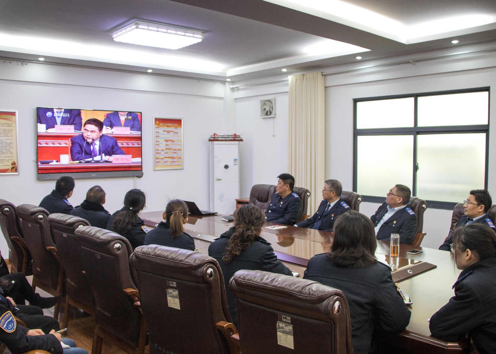 公交集團組織員工收看全市“高質(zhì)發(fā)展、后發(fā)先至”動(dòng)員大會(huì )