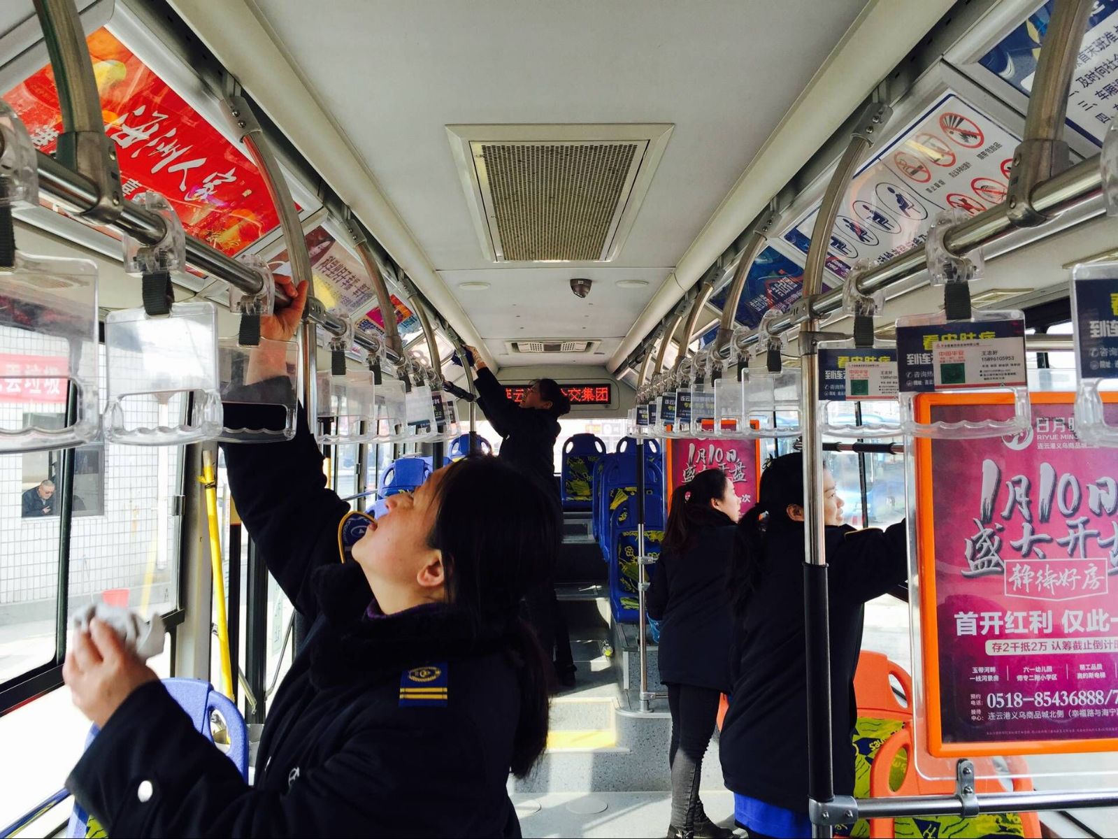 公交新浦公司開(kāi)展一趟一掃一抹活動(dòng)