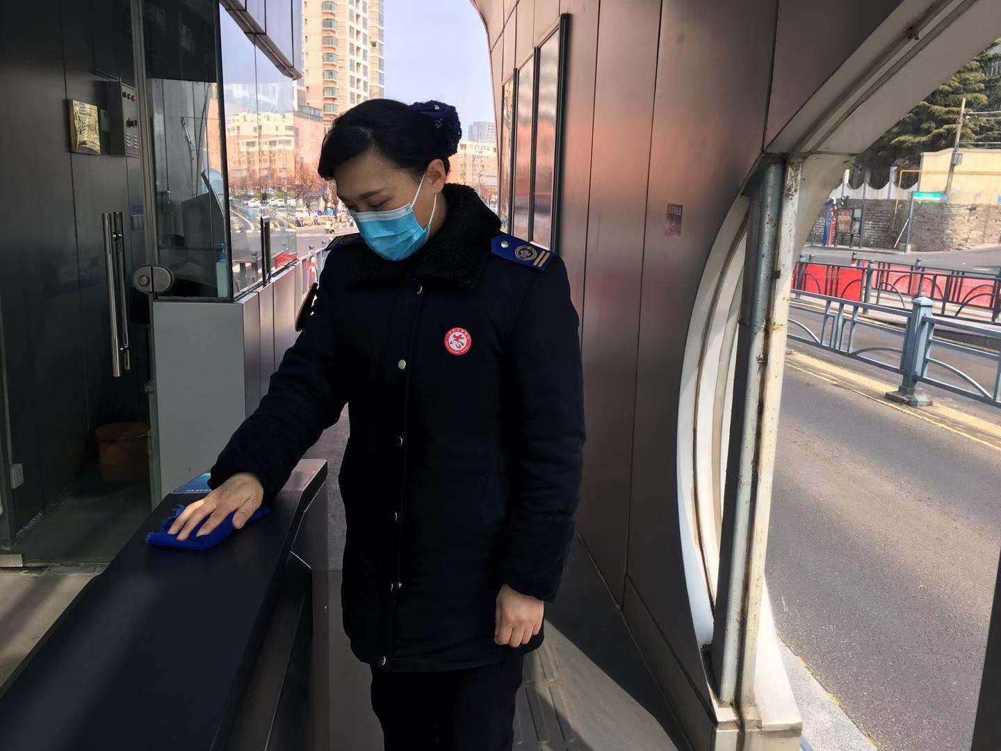 快速公交事業(yè)部站務(wù)員柳小敏幫助乘客獲表?yè)P