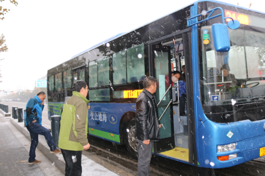 公交海州公司積極應對暴雪 保障安全運營(yíng)