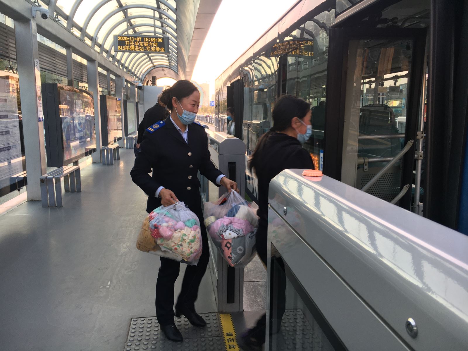 快速公交事業(yè)部站務(wù)員熱心助人獲稱(chēng)贊