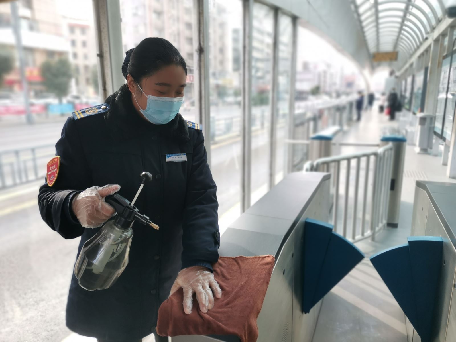 快速公交事業(yè)部站務(wù)員金莉娜熱心幫助老人找到丟失的鑰匙獲感謝