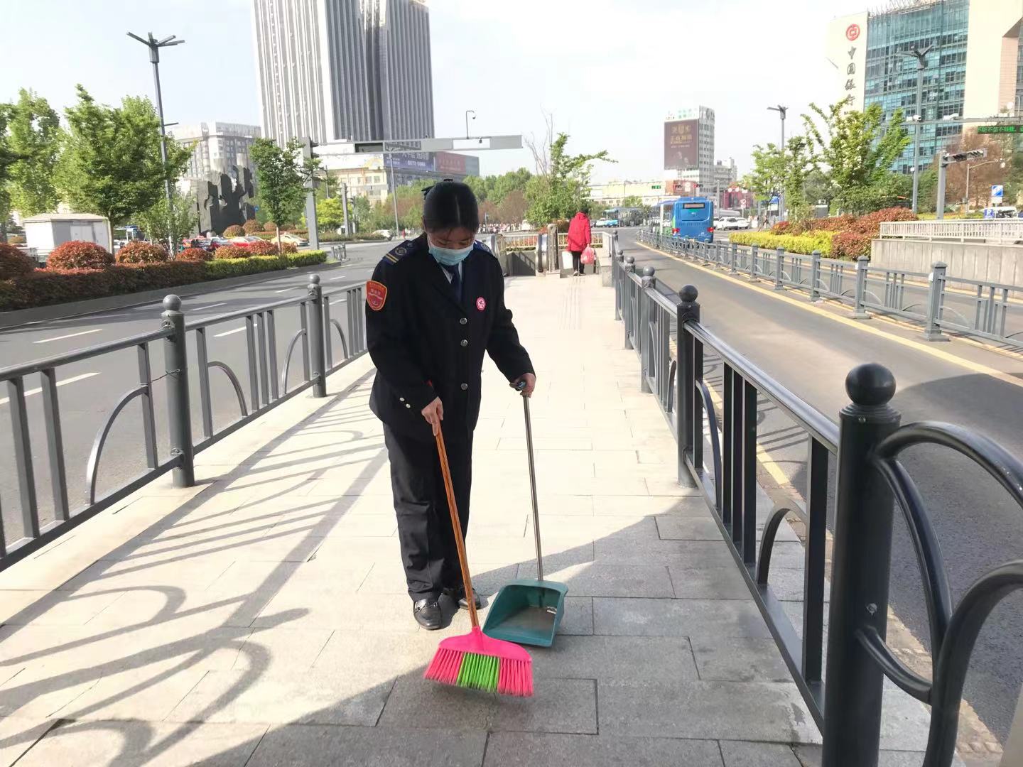 快速公交事業(yè)部站務(wù)員霍娟幫助乘客找回丟失的手機獲感謝